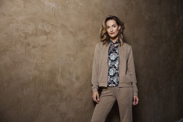 W25-131 Pia top, W25-104 Quinn jacket, W25-104 Sloane pants
